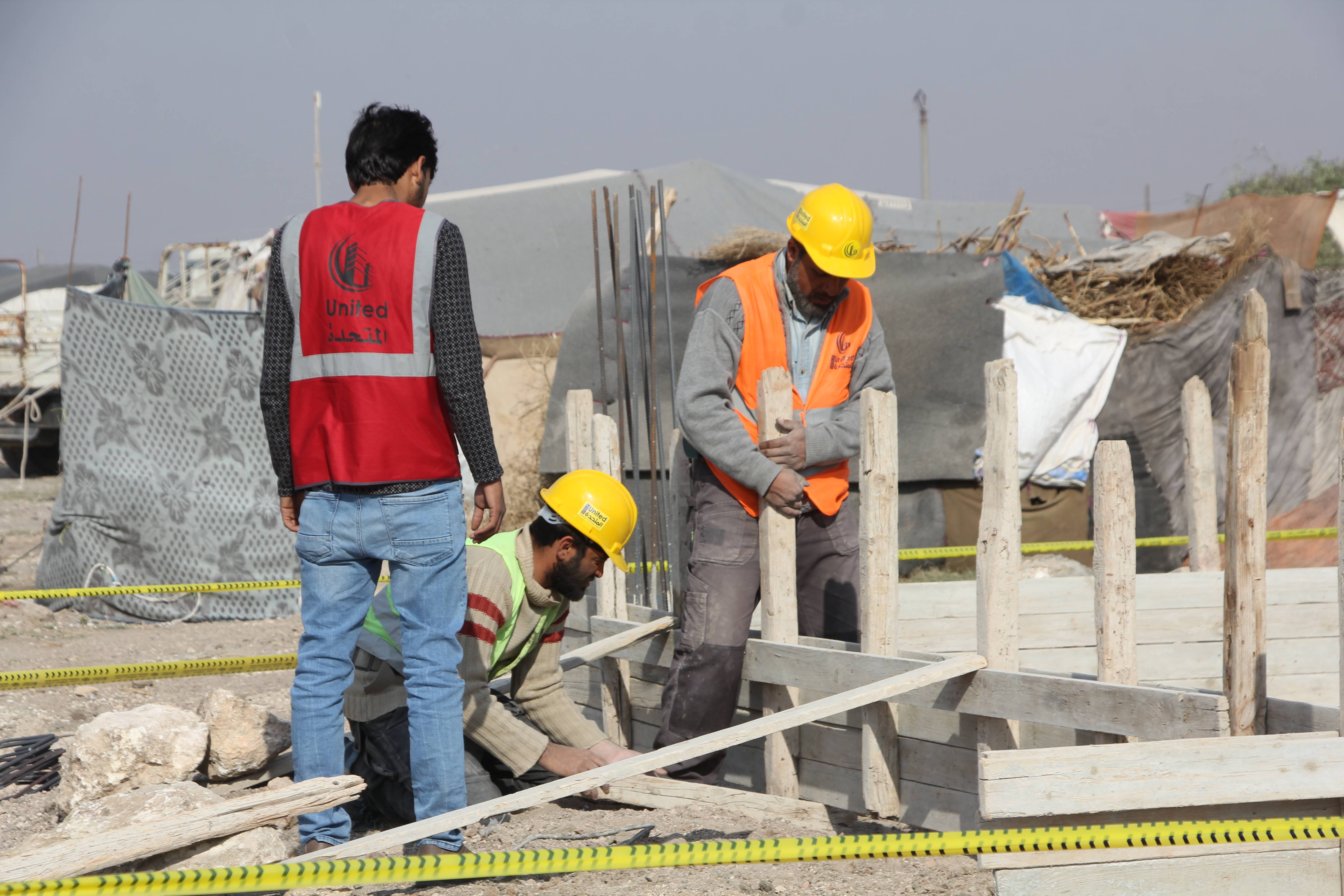 البدء بتزويد مخيم احتميلات بمياه صالحة للشرب